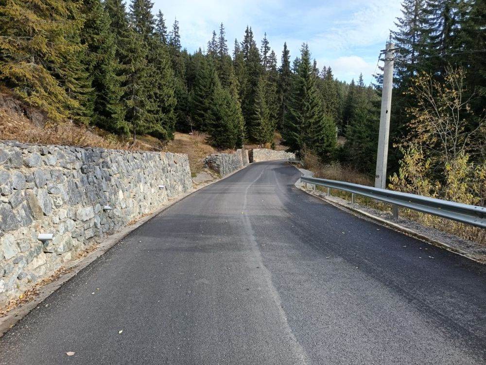 Consiliul Judeţean Cluj finalizează lucrările de întreţinere pe drumul Băişoara - Muntele Băişorii - pârtia Buscat